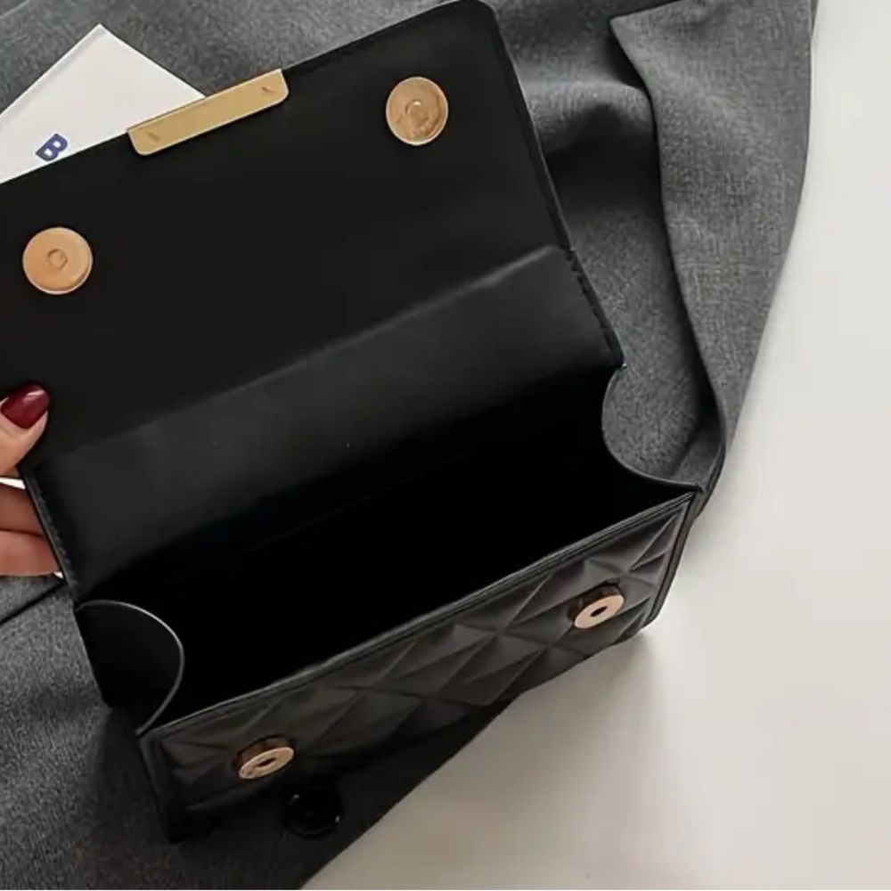 Elegant Black Quilted Chain Shoulder Bag - Picture 2 of 3